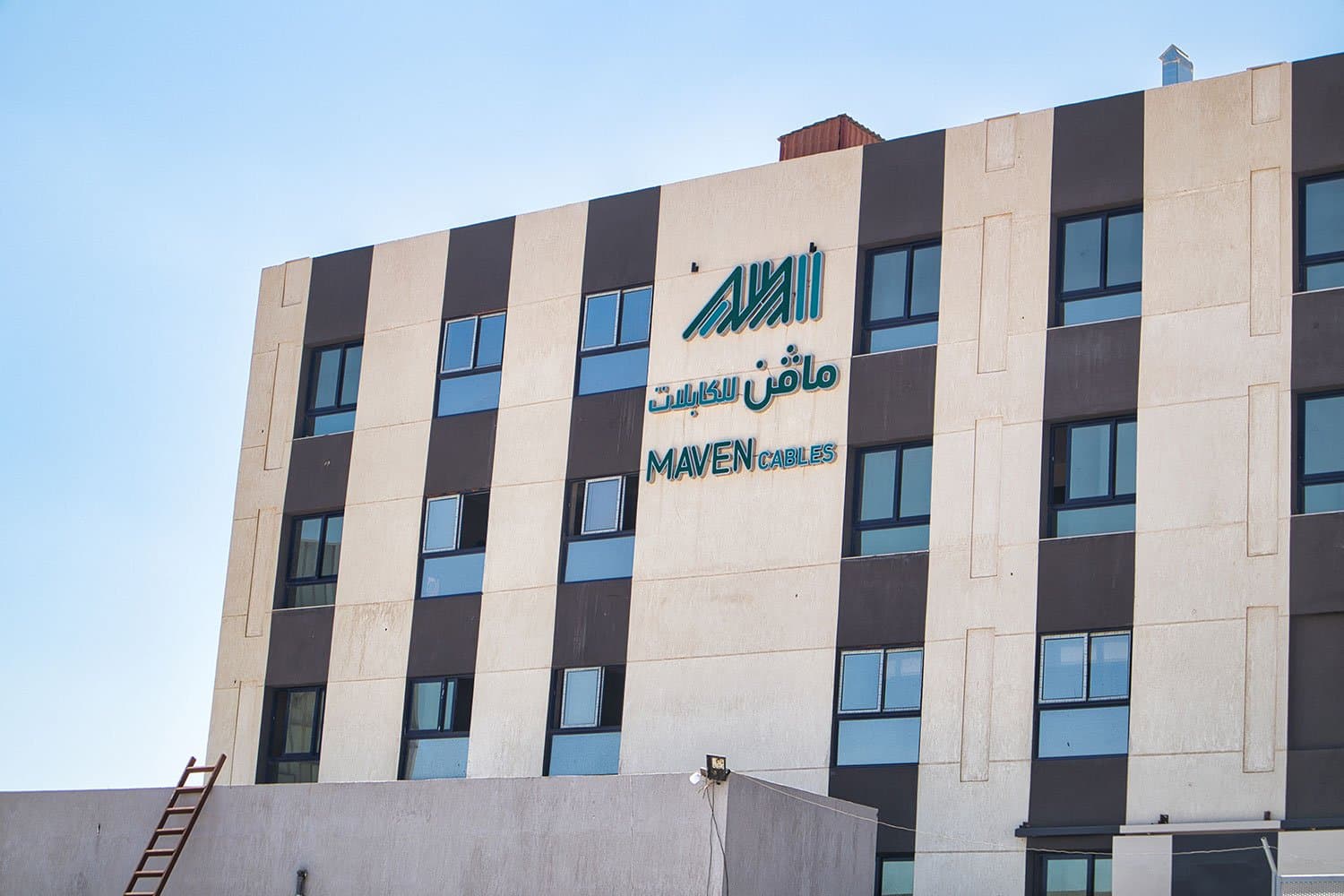 تصوير واجهة مبنى مصنع Maven Cables من الخارج